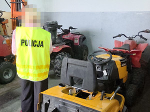 Policjant podczas czynności przy zabezpieczonym mieniu