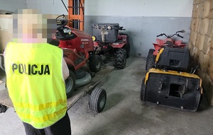 Policjant podczas czynności przy zabezpieczonym mieniu