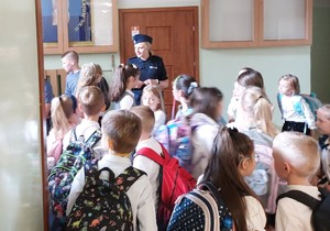 Spotkania policjantów z uczniami w szkole przed wakacjami