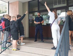 Spotkania policjantów z uczniami w szkole przed wakacjami