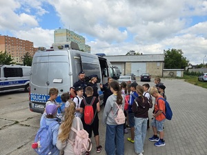 Spotkania policjantów z uczniami w szkole przed wakacjami