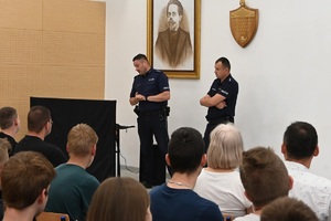 Spotkania policjantów z uczniami w szkole przed wakacjami