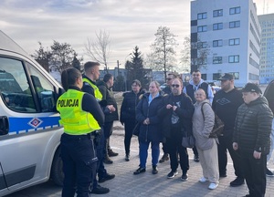 Policjanci podczas pokazywania sprzętu transportowego