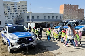 Wizyta dzieci na terenie Komendy Miejskiej Policji we Włocławku