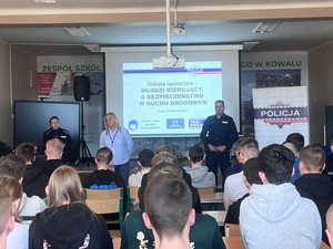 Policjanci podczas spotkania z młodzieżą