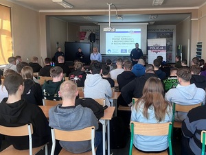 Policjanci podczas spotkania z młodzieżą