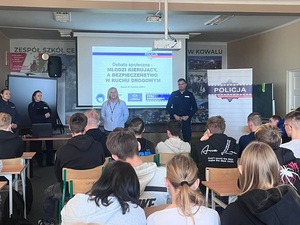 Policjanci podczas spotkania z młodzieżą