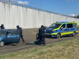Policjanci podczas wspólnych ćwiczeń na terenie zakładu karnego