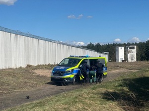 Policjanci podczas wspólnych ćwiczeń na terenie zakładu karnego