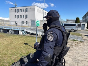Policjanci podczas wspólnych ćwiczeń na terenie zakładu karnego