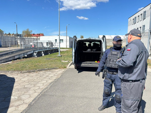 Policjanci podczas wspólnych ćwiczeń na terenie zakładu karnego