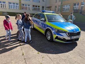 Policjanci podczas Niebieskich Igrzysk w Szkole Podstawowej nr 7 we Włocławku zaprezentowali sprzęt wykorzystywany w codziennej służbie
