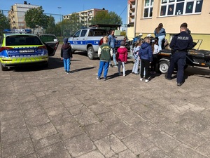 Policjanci podczas Niebieskich Igrzysk w Szkole Podstawowej nr 7 we Włocławku zaprezentowali sprzęt wykorzystywany w codziennej służbie