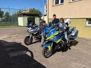 Policjanci podczas Niebieskich Igrzysk w Szkole Podstawowej nr 7 we Włocławku zaprezentowali sprzęt wykorzystywany w codziennej służbie