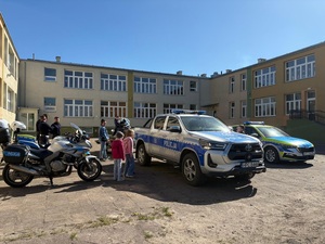 Policjanci podczas Niebieskich Igrzysk w Szkole Podstawowej nr 7 we Włocławku zaprezentowali sprzęt wykorzystywany w codziennej służbie