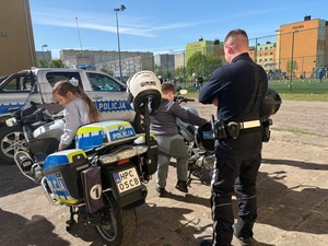 Policjanci podczas Niebieskich Igrzysk w Szkole Podstawowej nr 7 we Włocławku zaprezentowali sprzęt wykorzystywany w codziennej służbie