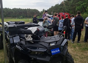 Policjanci podczas festynu dla dzieci